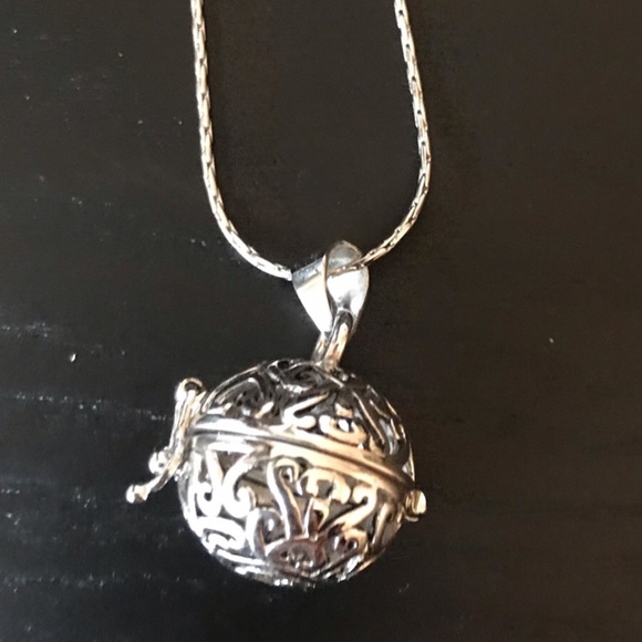 Nw Silver Essential Oil Locket Necklace - Picture 2 of 3